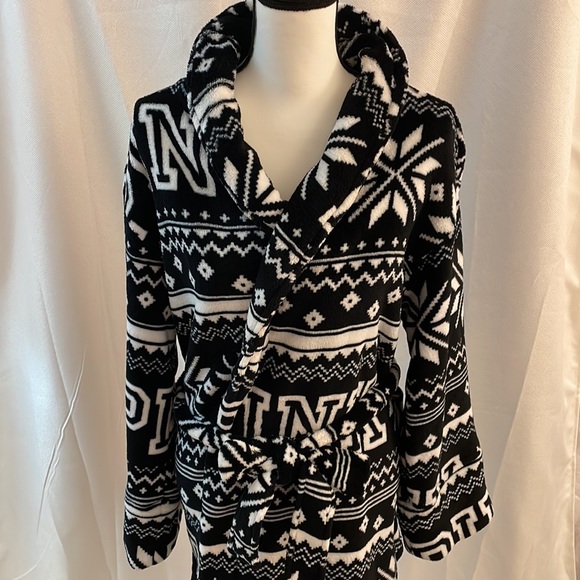 Victoria’s Secret Pink Black & White Plush Robe Size M/L - Picture 2 of 10